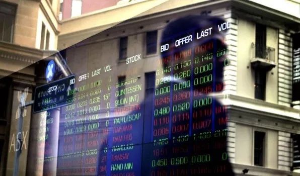原标题:矿业、金融板块复苏 提振澳股收涨0.6% 周二澳交所拨云见日,股指开盘跳涨,虽于随后有所回吐,但横向震荡至尾盘时仍小幅收涨。截至收盘,澳基准股指收涨0.6%,报于5869.9点,普通股股指收涨0.5%,报于5977.8点