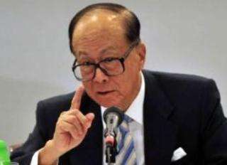 原标题:印度追缴李嘉诚400亿税款, 李嘉诚强硬回复: 没有 一年前在长江实业与和记黄埔重组合并完成后,李嘉诚又启动了长江基建和电能实业的合并项目且合并完成后将退市。 合并完成后,李嘉诚旗下所有上市企业资产都将变成海外资产