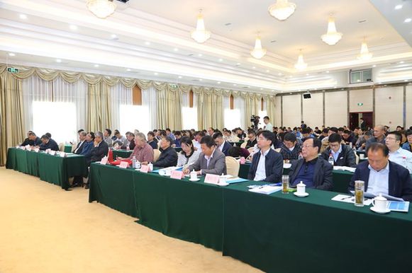 给污染的河流洗洗澡!这是中国工程院院士王浩对中科院合肥物质科学研究院余增亮、冯慧云团队提出的“底泥洗脱原位置换”内源污染治理新策略、新方法最生动、最形象的比喻。
10月16日,在水利部科技推广中心主办的“基于底泥洗脱的水体内源污染治理暨生态恢复技术交流会”上,余增亮解析了水体显性和隐性污染源,论证了在外源污染治理的同时开展“湖内行动”的必要性和重要性