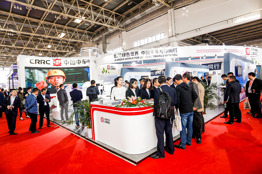 10月17日,2018北京国际风能大会暨展览会盛大举行。在W1-A02的中国中车展位上,北京鉴衡认证中心主任秦海岩向中车株洲所副总经理彭华文颁发了3.x MWD146风电机组型式认证证书以及超级双馈新技术认证证书
