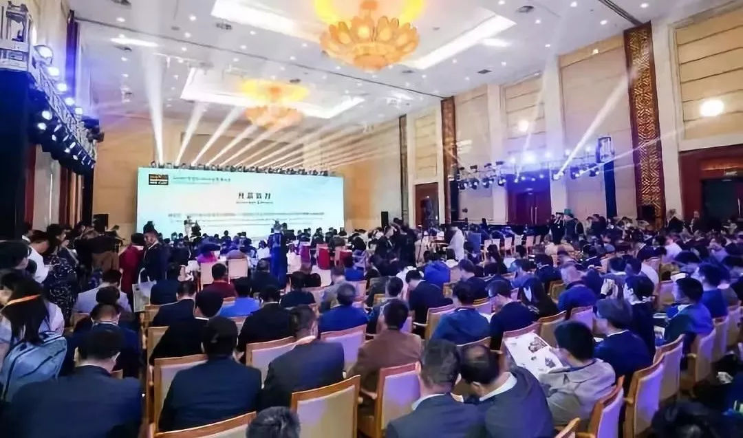 原标题:2018北京国际风能大会暨展览会开幕 2018年10月17日,2018北京国际风能大会暨展览会(CWP2018)在新国展隆重召开。这场由百余名演讲嘉宾和数千名国内外参会代表共同参与的风能盛会,再次登陆北京,聚焦中国能源革命的未来