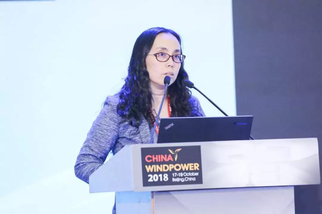 原标题:享受可再生能源补贴资金超一半的风电,未来两年电价将至少下降10% 中国风能行业经过十余年的高速发展,即将迎来平价上网新时代。 10月17日,国家发改委能源研究所可再生能源中心研究员时璟丽在2018北京国际风能大会暨展览会(CWP 2018)上表示,预期“十三五”的后半段,保守估计陆上风电电价的下降潜力至少能够达到10%,如果再解决政策实施,陆上风电电价下降潜力可以达到20%左右;而到“十三五”末期,海上风电电价的成本可以降到每度电5到7分钱,即使是保守预期,下一个三年可以再降