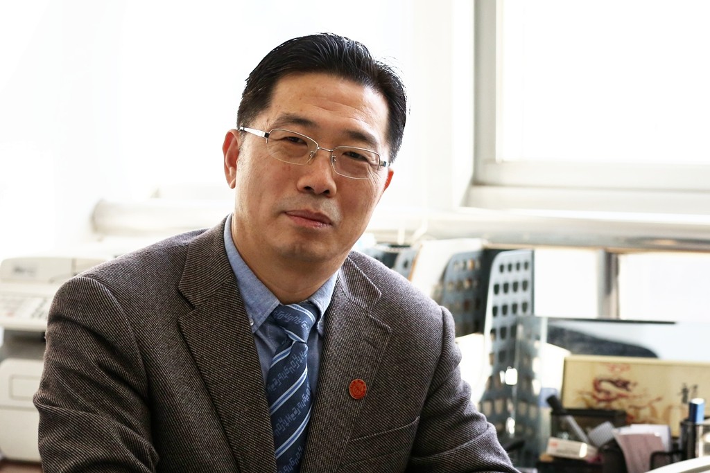 【中国仪表网 仪表人物】十年磨一剑,砺得梅花香。经过十余年的攻坚克难,西安交通大学机械工程学院赵玉龙团队完成的“高动态MEMS压阻式特种传感器及系列产品”项目解决了发动机、导弹、水下兵器、燃爆、战机、登月等国防、航空航天以及石化领域中的压力/加速度测量难题,荣获2017年度国家技术发明二等奖