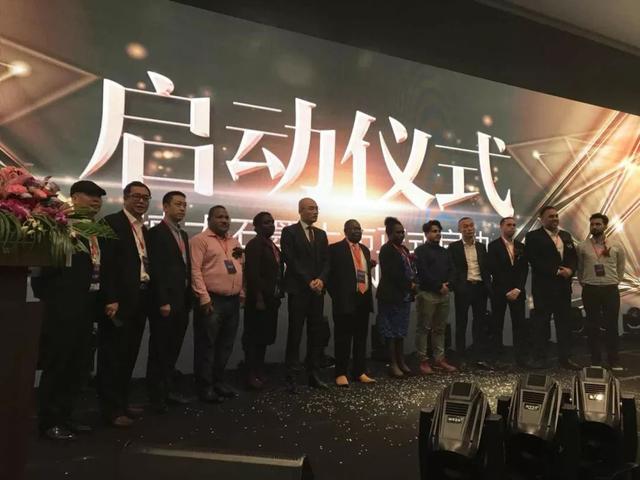 原标题:上海融碳集团上市暨布干维尔项目香港发布会圆满结束 推动集团资本化步伐 上周,在香港召开了集团上市暨布干维尔项目发布会,有不少嘉宾参与了此次项目发布会。 参会嘉宾有布干维尔自治区副总统、前纳斯塔克交易所副主席约翰·华莱士、特拉华交易所CEO丹尼斯·博伊兰、陕西省川渝商会常务会长兼秘书长杨继坤、促进会新能源汽车专委会会长苗林等人