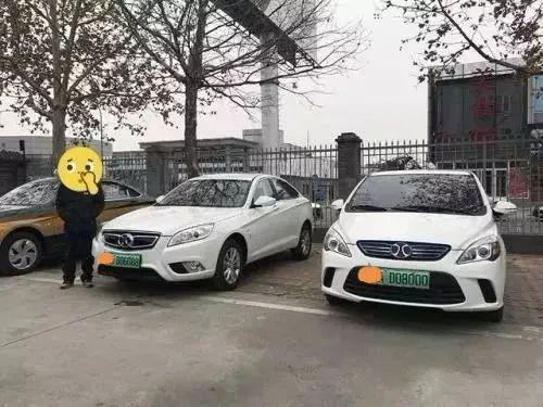 原标题:新能源汽车or 家庭光伏电站,哪个更酷炫? 大家平常上下班的时候不知有没有注意到,现在很多私家车的车牌是绿色的。 其实,这些绿牌车就是国家现在大力倡导的新能源车