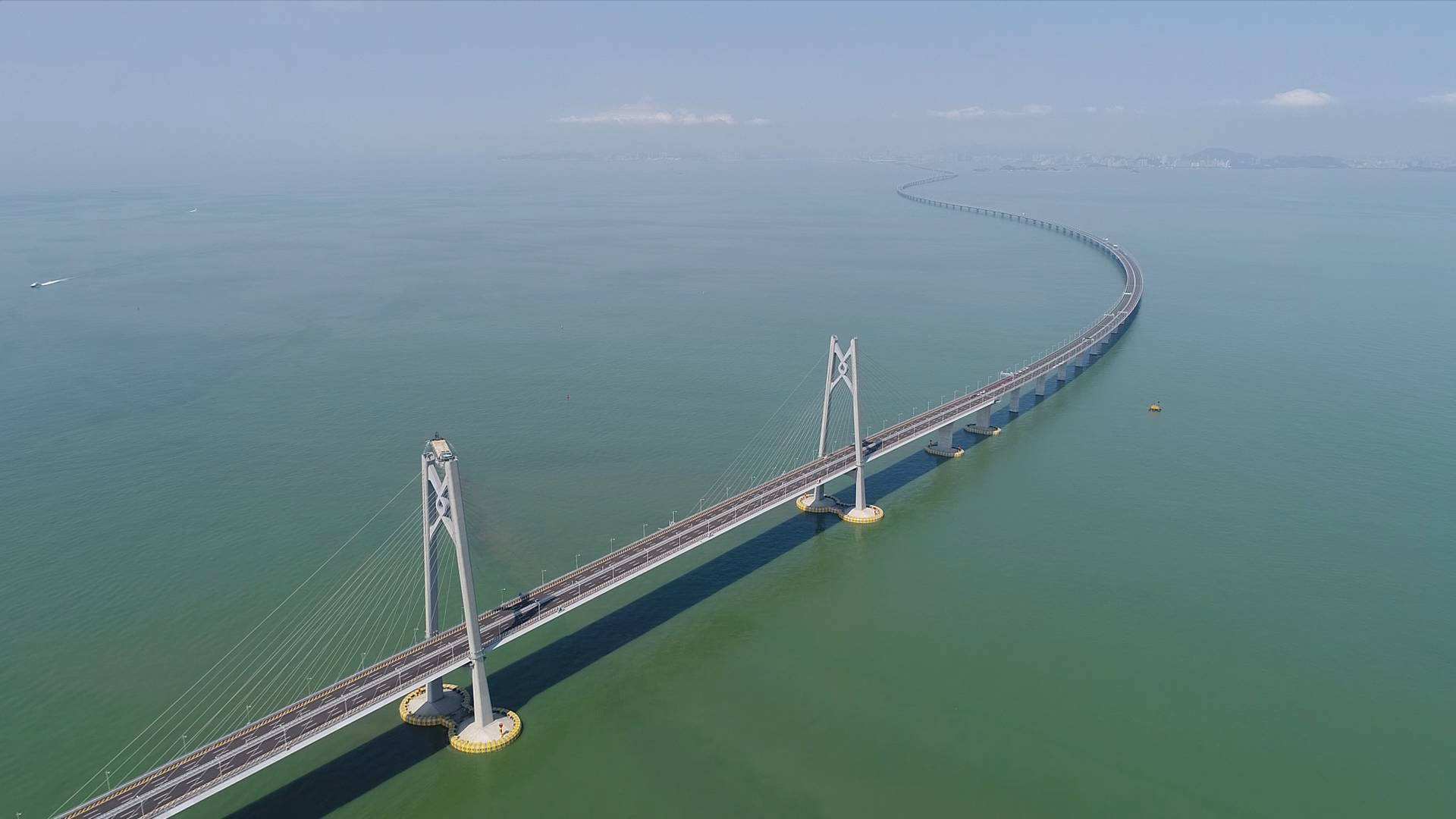 原标题:当初李嘉诚强烈反对的珠港澳大桥,还有4天就通车了 港珠澳大桥管理局19日晚发布消息称,港珠澳大桥将于2018年10月24日上午9时正式通车。投资额超过1000亿,不仅是中国建桥史上的奇迹,也是世界桥梁界的“大哥大”