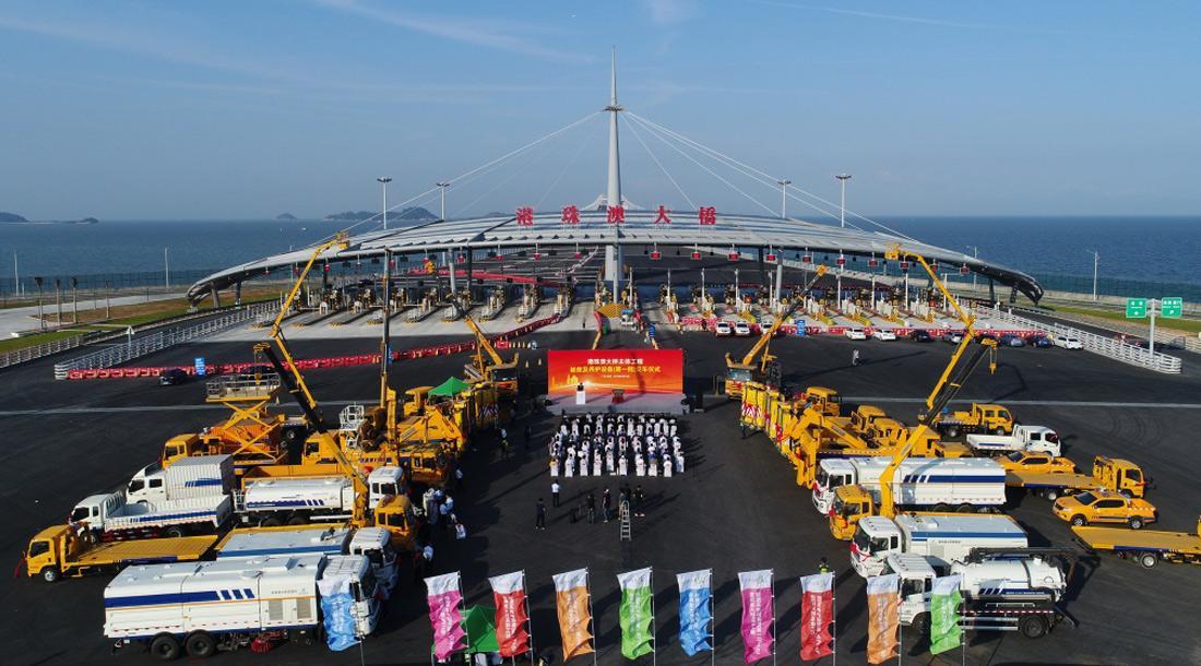 原标题:港澳大桥即将通车了,当初李嘉诚为什么强烈反对大桥建设? 整整经历了14年的珠港澳大桥终于要通车了,这座大桥创造了多项奇迹,也让很多老外不禁的竖起了大拇指,纷纷为中国建设喝彩,珠港澳大桥投资额超过1000亿,不仅是中国建桥史上的奇迹,也是世界桥梁界的“大哥大”全长55公里,集桥、岛、隧于一体,是世界最长的跨海大桥。不得不说我们的基建狂魔不是空穴来风,而是实打实的厉害