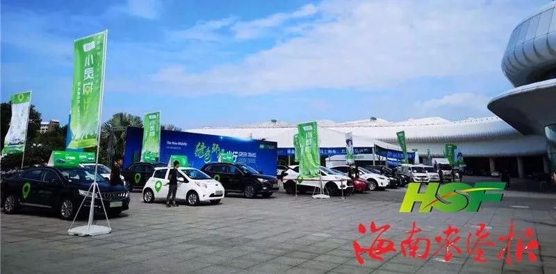 原标题:杨思涛率队参观海南新能源汽车及电动车展览会 力争今年底在海南农垦全域使用海垦小灵狗新能源汽车! 杨思涛率队参观海南新能源汽车及电动车展览会 ■记者 林倩 海垦小灵狗13款车型亮相展览会。李惠 摄 在结束3天的天津考察行程后,今天上午,海垦集团党委书记、董事长杨思涛立即率队赶赴海南国际会展中心,参观第三届海南新能源汽车及电动车展览会,并试驾海垦小灵狗