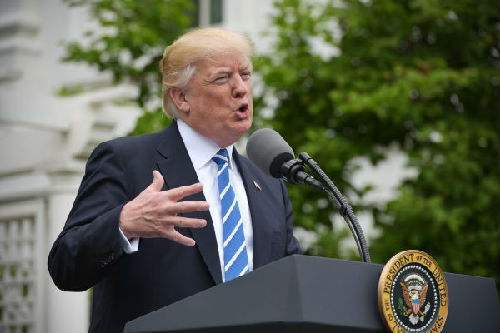 原标题:油价若继续飙升,美国下一次经济衰退恐将在2020年爆发! 《华尔街日报》报导,美国汽油价格逼近每加仑3美元大关,创2014年以来新高,市场分析师表示,高油价会抑制民众的可支配所得与消费,恐成为美国经济成长的拖油瓶。 根据资料,今年5月全美汽油零售均价达到每加仑2.96美元,改写2014年以来最高,其中加州的油价更飙至3.63美元,华盛顿州也来到3.39美元