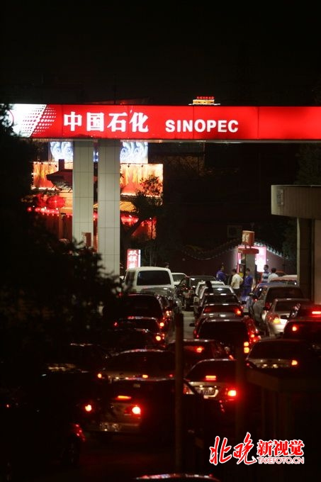 原标题:今夜油价又涨!92号汽油每升或上涨一毛三 今夜24时,国内油价窗口打开,92号汽油每升或上涨一毛三。 阎彤摄 中宇资讯分析师表示,上周美国恶劣飓风天气直接导致美国石油协会(API)原油库存报告减少210万桶,与同期相比较跌幅达到2.1%,与此同时美国对伊朗能源领域重启制裁消息暗暗发酵