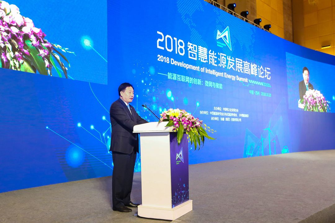 前言:协鑫集团董事长朱共山认为储能时代马上就会到来。在今天这个能源大变革时代下,协鑫从今年起就在准备,明年我们将全面的进入电动汽车的超级充电站,以及电动汽车的运营,我们从电池PACK到能源大数据,到所有的物流汽车运营,这些业务都将汇聚在一起