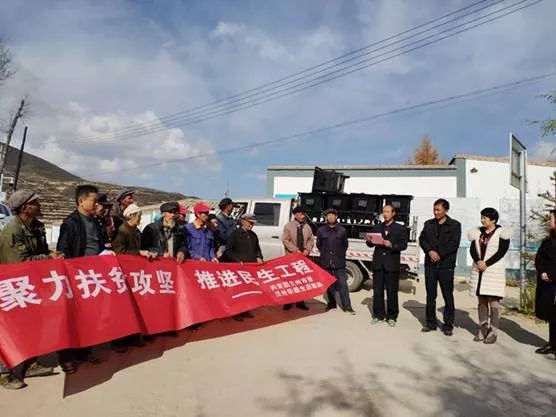 原标题:兰州华能爱心捐助 情暖贫困户 秋末天初寒,温暖依同行。近日,兰州华能生态能源科技发展有限公司,对榆中县马坡乡旧庄沟村17户贫困户开展了爱心捐助活动