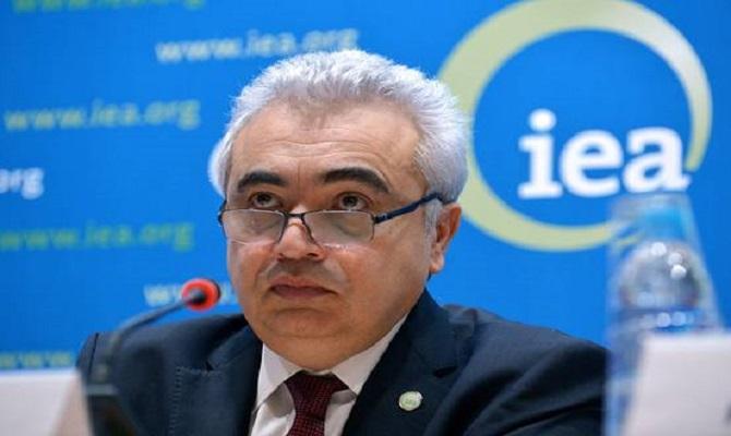 原标题:昂首资本:记者被害事件恐致沙特减少石油供应?IEA:不担心! 国际能源署(IEA)署长比罗尔(Fatih Birol)周一表示,他并不担心沙特将削减石油供应,以应对因记者卡舒吉被杀害而可能受到的制裁,但敦促各方要意识到政治情势发展可能影响能源市场。 被问及油市对于沙特是否可能会对主要大国因卡舒吉之死采取的惩罚性措施进行报复的担忧时,比罗尔对路透称:“有许多地缘政治、非能源相关问题,也可能对油市造成进一步的影响
