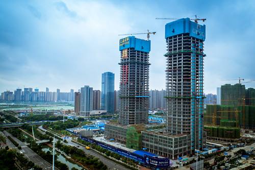 【电缆网讯】10月9日,光明房地产集团股份有限公司(以下简称“光明地产”,600708.SH)发布三项新增土地的公告,一宗位于广西南宁,两宗位于上海松江区,共耗资约47.74亿元。这延续了今年以来光明地产的拿地势头,上半年光明地产新增房地产储备面积76.09万平米,这一数字将近去年同期的12倍