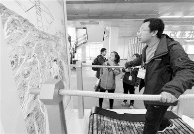 观众体验国家电网展示的“电力天路体感交互系统”。记者 洪星摄
观众观看新型电力巡检无人机