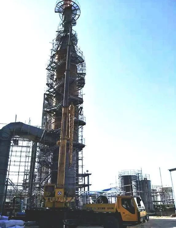 原标题:宝塔石化能源化工公司每年60万吨催化裂化烟气再生装置顺利开工 10月16日,宝塔石化能源化工公司60万/年催化裂化装置脱硫后的再生烟气装置顺利通过第三方宁夏维尔康环境检测有限公司的检测。检测结果显示,通过脱硫脱硝装置的烟气中的二氧化硫小于50mg/Nm3,氮氧化物小于100mg/Nm3,烟气粉尘小于30mg/Nm3,各项指标均达到环保排放标准