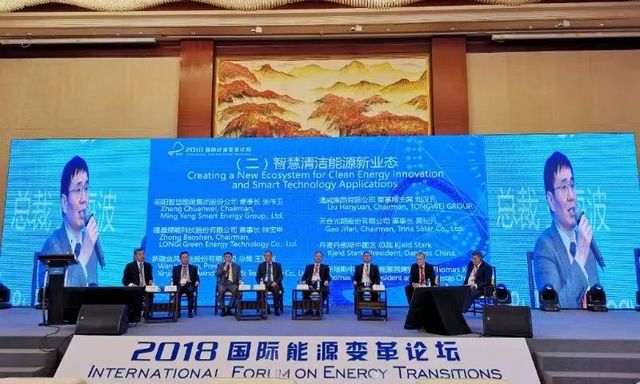 国际能源变革论坛在苏州如期举办,来自全球各地的能源组织协会、专家学者汇集苏州就生态环境保护、应对气候变化、推动清洁能源发展等话题进行了深入探讨。
国家可再生能源中心、水电水利规划设计总院、国际能源署、中国循环经济协会可再生能源专委会、国家电网有限公司、国网(苏州)城市能源研究院,在“能源转型成果发布会”上先后发布6篇能源报告,隆基股份董事长钟宝申出席此次会议进行专家点评,并参加主题对话“智慧清洁能源新业态”,就清洁能源在全球能源转型过程中承担的重要作用进行了详尽解读