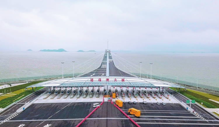10月19日,珠海供电局派出保供电团队进驻港珠澳大桥。林泽灿 摄
据新华社消息,港珠澳大桥将于2018年10月24日上午9时正式通车