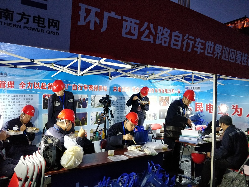 10月21日,历经5个城市、6个赛段,风雨兼程940公里的2018年环广西公路自行车世界巡回赛在桂林完成了收官之战。南方电网广西电网公司累计投入878人次,圆满完成历时6天的顶级赛事保供电任务