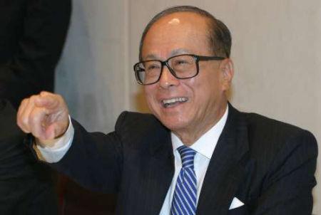 原标题:李嘉诚不仅是地产大王,他在零售业每天赚3亿,全球有1.4万家门店 对于李嘉诚的印象,许多人都认为他是一个地产商人。事实上从80年代开始,李嘉诚已经从单一的地产商转型,变成了多元化经营的商人