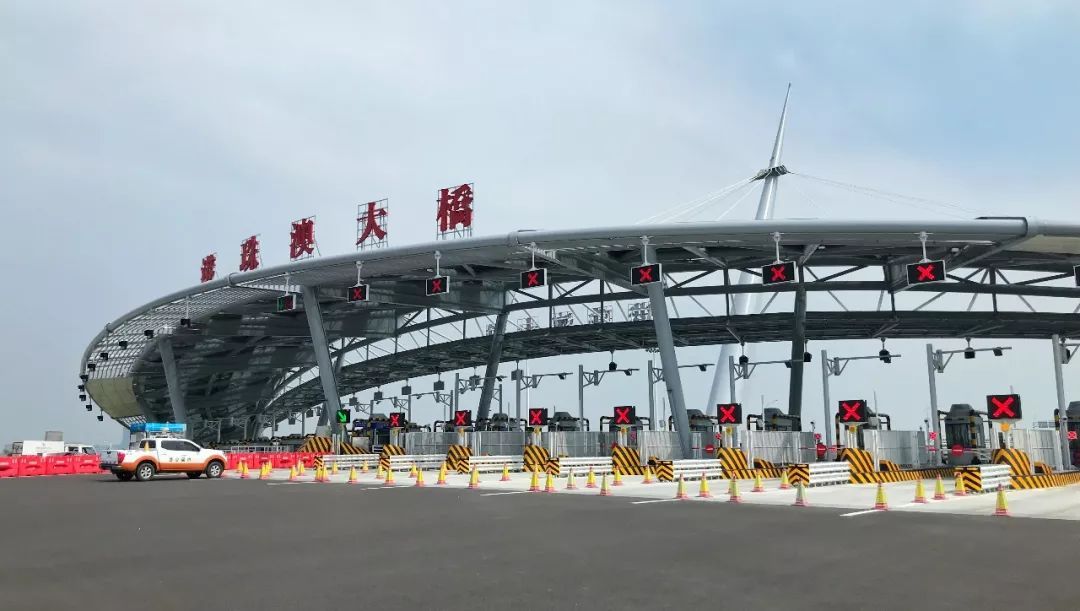 原标题:“大国重器”上的远东印记——远东电缆点亮港珠澳大桥 港珠澳大桥开通仪式23日上午在广东珠海举行。习近平主席出席仪式并宣布大桥正式开通,标志着在“一国两制”下,粤港澳三地首次合作共建、历经8年成就的大型跨境基建工程正式启用