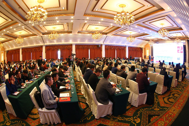 2018北京国际风能大会落幕,热词LCOE继续散发着它的光芒!在风电项目竞价和平价上网的当下,业内没有谁不看重LCOE! LCOE的本质是发电量,也就是说,在诸多影响因素中,发电量对风电项目LCOE最为敏感。实际项目测算数据显示,在某中高风速区域,年等效满发小时数从3000h提升到3300h,项目千瓦造价即使增加1489元,项目LCOE仍能维持0.28元/kWh不变