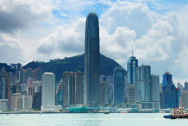 原标题:江苏经济增速严重下滑,一个地级市出现经济负增长,超越广东无望 中国经济腾飞已有二十年之余,期间步步向前挪位,成为仅次于美国的世界第二大经济体多年。不过就像发达国家增速全面放缓一样,中国发展至今日,处于发展中国家顶端,正冲击着与发达国家相隔的最后一层壁垒,经济增速有所下滑,亚洲内有印度、越南、菲律宾三个国家增速赶超中国