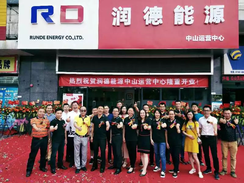 原标题:嘿,哥们姐们,润德能源在等您呢?说的就是您 润德能源简介 润德能源(珠海)有限公司总部坐落于美丽滨海城市——珠海市,注册资金人民币10.9亿元,是一家以石油化工产品批发、零售为主营业务集团公司。目前已成立珠海、中山、南昌、北京等办事处! 公司引进国际先进的管理服务理念,发展成为中国民营能源产业合作伙伴,进而发展成为全国优质加油站连锁平台和综合业务体系之一;建立系列化可持续供给的能源产品供应链业务体系