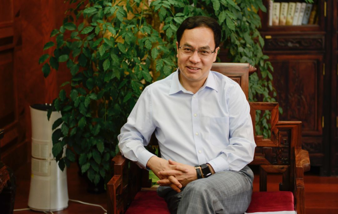 原标题：汉能私有化，昔日首富李河君的最后一搏？             汉能董事局主席李河君。来源：视觉中国 如果把十年作为一个长周期的话，此时距离李河君首次谈及的“被低估的十年”仅剩下四年时间，汉能此次私有化或许是他最后一搏
