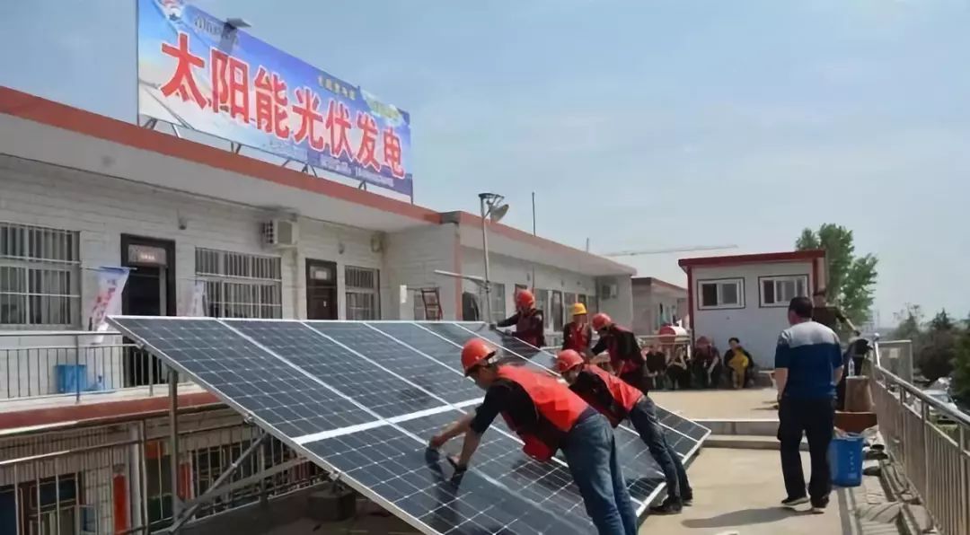 原标题：光伏是骗人的！可你知道光伏带来的社会效益、经济效益和环境效益？            近几年，因为分布式光伏的迅猛发展，很多人通过电视、网络、报纸等媒体、亲朋好友介绍、广告宣传等渠道经常看到关于安装光伏发电的宣传，慢慢很多人对光伏发电有了一定的理解，有的说光伏发电不错，值得推广，但是有部分人谈到光伏发电，就直言光伏发电是骗人之举。 为何会有这样的分歧？光伏发电真像部分人所说的是骗人之举？ 因为光伏产业近年来发展越来越快，很多人对这个代表未来趋势的新能源行业了解的还不够充分而造成了一些误解