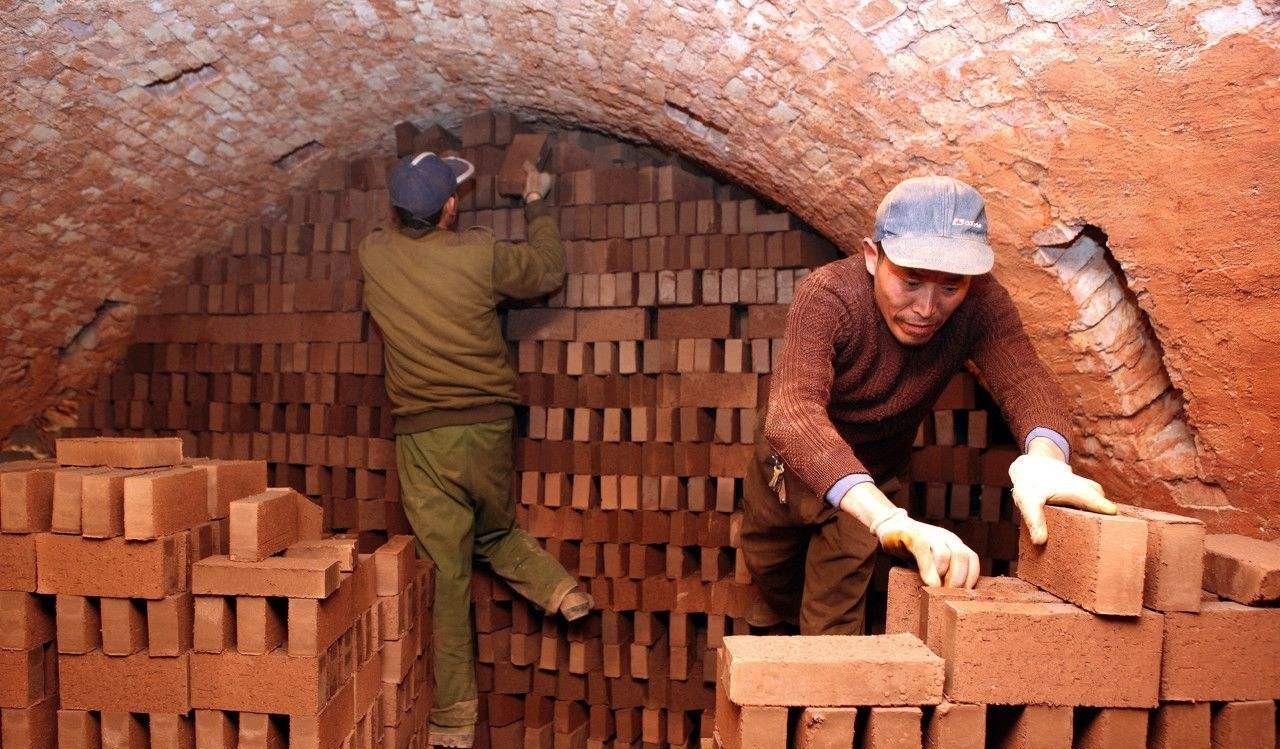 原标题：从土块变砖块，让人中意的红砖如今却被禁止了？看看专家怎么说            原创文章，禁止转载 大家都知道在农村修建房屋必不可少的就是砖块了，这和建筑工地还不太一样，因为建筑工地一般的主要的建筑材料都是钢筋水泥为了保证质量也能提高楼房的坚固性和承重性能钢筋水泥是工地用的最多的，但是对于农民朋友来说建造自己家的住房而且多半是平房一来不用怕房子坚固，二来对承重的要求也并不高，所以这个时候砖就成了农民建房子首选的建筑用材。  其实在过去几十年里尤其是20世纪末那个时候农村建房子在很多时候连砖块都没