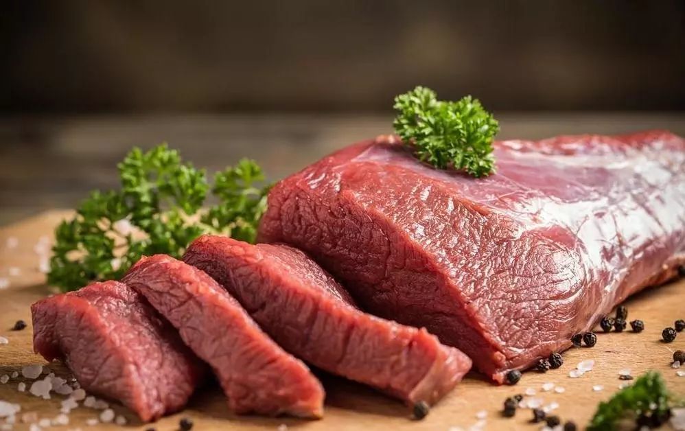 原标题：进口牛肉激增，是“危”还是“机”？或许已不是问题！            近日，海关总署发布的一份数据显示，今年前三季度，我国从国外进口的牛肉达到了73.8万吨，大幅增加了46.8%。 业内专家分析，由于饲养成本过高、土地资源短缺、环保压力等因素，我国畜牧业发展受到制约，造成牛肉存栏量大幅下降；但我国居民生活水平的提高和饮食结构的改变，不断增加对牛肉的需求