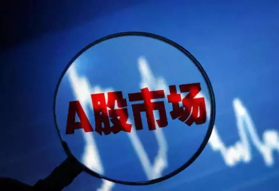 原标题:港股停牌三年,汉能为什么突然宣布欲私有化后转战A股? 近日,汉能移动能源控股集团有限公司(以下简称“汉能移动能源”)发布公告称,决定对持有汉能薄膜发电集团有限公司(0566.HK)(以下简称“上市公司”或“汉能薄膜发电”)股票的所有投资人发出私有化要约,收购价格为每股不低于5港元,以现金收购或股票置换,私有化之后公司拟在国内A股上市。 公告表示,鉴于上市公司停牌已经超过三年,出于对中小股东利益的保护,经汉能移动能源第二届第7次董事会批准,汉能移动能源决定对持有上市公司股