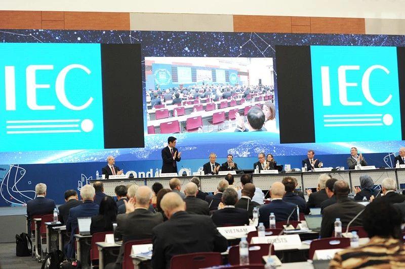                        2018年10月22~26日，国际电工委员会(IEC)第82届大会在韩国釜山召开。会议期间，IEC各国家委员会一致提名选举现任IEC副主席、中国国家电网有限公司董事长舒印彪为IEC第36届主席，任期为2020~2022年