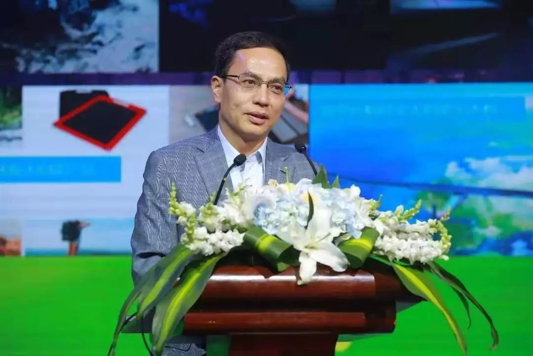 原标题：汉能创始人李河君：回归A股正当其时。独角兽回归，市值或达2105亿港元！             ▲《财约你》采访视频 10月23日，汉能移动能源控股集团有限公司在官网发布公告称，经汉能移动能源控股集团有限公司第二届第7次董事会批准，公司决定对持有汉能薄膜股票的所有投资人发出私有化要约，收购价格为每股不低于5港元，较停牌前最后报价3.91港元溢价27.9%，以现金收购或股票置换，私有化之后公司拟在国内A股上市