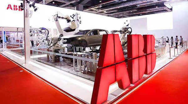
	
                    
	【电缆网讯】瑞士ABB集团27日宣布，将在上海康桥新建一座其全球最大、最先进、最具柔性的机器人工厂，项目规模1.5亿美元，预计项目于2020年底投入运营。

	

	资料显示， ABB是全球工业机器人四巨头之一，总部位于瑞士苏黎世