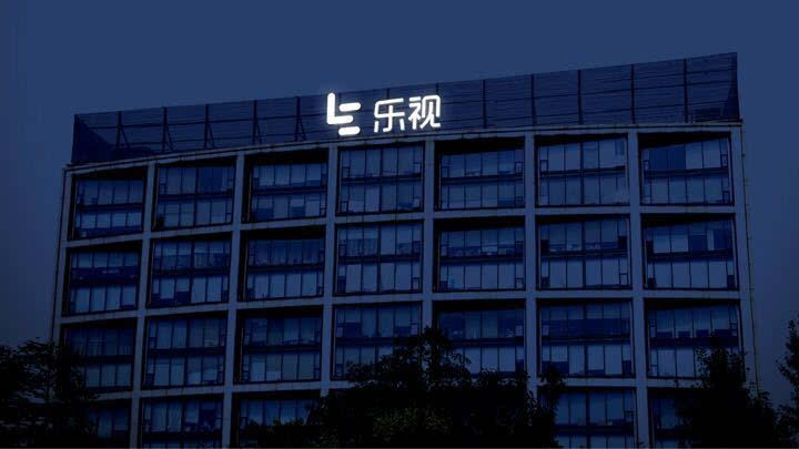 
	
                    
 【电缆网讯】10月29日晚间，乐视网披露的三季报显示，前三季度营收13.48亿元，同比下降77.88%，净利润亏损14.89亿元。之前，在10月15日乐视网召开的2018年第三次临时股东大会上，乐视网财务总监张巍表示，乐视网三季度巨亏主要是由于版权摊销成本和债务财务成本，公司目前也没有有效的方式来改善当前的情况