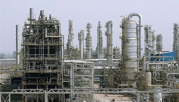 原标题：中石化与巴斯夫将化工装置 还要一起进军电池材料市场            中国石化表示，替代能源的重要性不断提升，特别在汽车行业，需要电池材料的创新以满足一系列激增的应用需求。  中国石化（600028.SH）与巴斯夫准备进一步扩大在中国的业务合作
