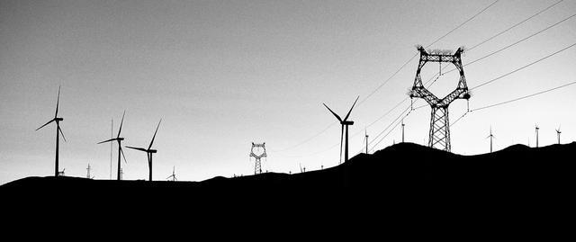 6月2日，灵丘县空中草原风电场，风电塔正在运行。灵丘县40万千瓦风电供暖示范项目是我省第一个风电供暖示范项目，该县利用丰富的风电资源发展风电供暖,具有广阔的发展前景。关键词：风电建设山西风电风电