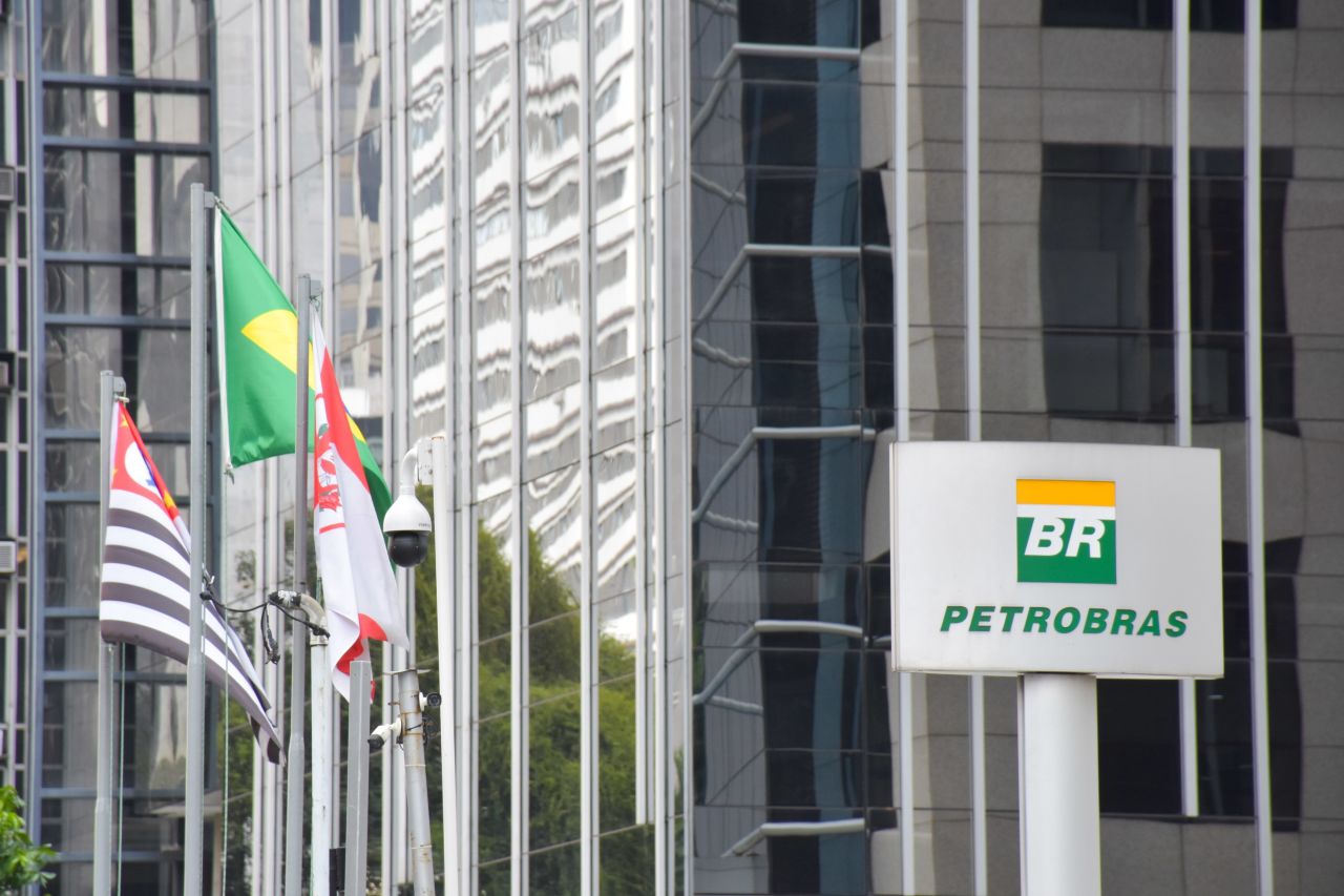 【电缆网讯】巴西联邦储蓄银行CaixaEconomicaFederal将出售该国的国有石油公司Petrobras价值18.6亿美元的股份。