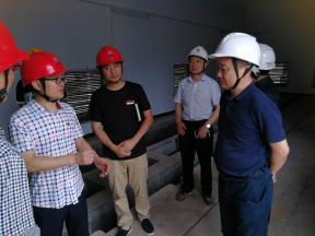 中国电力新闻网讯6月17日22时55分，宜宾长宁县发生6.0级地震，震源深度16千米。地震发生后，能投集团董事长郭勇立即作出指示，要求“抓紧抢修好受损设施，确保供电正常，履行好国企社会责任”。四川能投发展董事长曾勇亲自安排部署，要求迅速启动地震Ⅱ级应急响应，公司相关领导及部门立即赶赴现场，迅速对受灾区域进行全面排查，了解电网运行情况，全力确保供区内电网安全稳定运行和电力可靠供应。