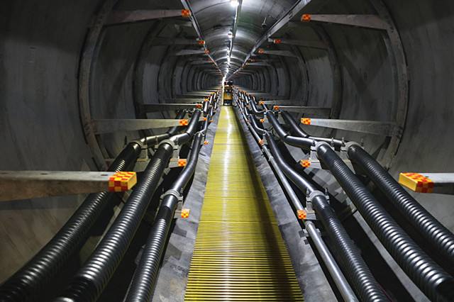 【电缆网讯】“自我感知、自我运检”，这是全国劳模、电缆专业领军人物陈德风参与电缆工程建设三十多年以来见证的科技含量最高、高精尖设备最多、健康水平最好的电缆隧道——南京220千伏宁莫线电缆隧道。