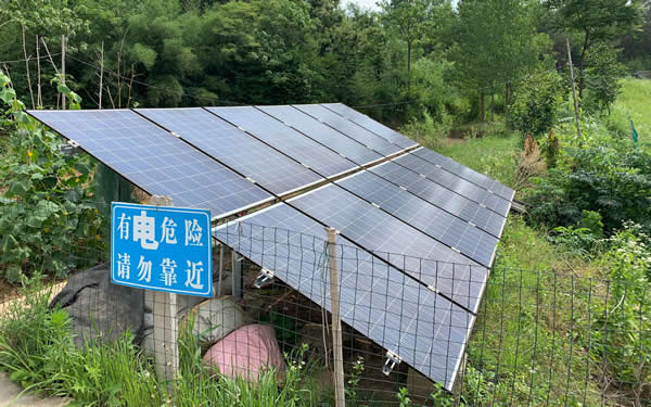 在大别山地区，年均日照时长能达到2000小时以上，从全国来看，这个时长并非名列前茅，而对于安徽六安金寨县小南京村的贫困户来说，这个数字意味着每年有3000元“从天而来”的收入。2014年，村里为贫困户安装了3千瓦的户用光伏发电站，加上国家补贴，光伏能源以每度约1元的收益“照”进了村民的存折。在小南京村的贫困户，脱贫还就真得指望“太阳公公”。