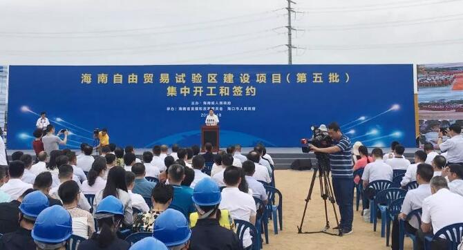 中国电力新闻网讯通讯员段新瑞报道7月18日，海南省举办自由贸易试验区建设项目(第五批)集中开工和签约活动。会上，在海南省委常委、常务副省长毛超峰等见证下，中核集团宣布启动我国多功能模块化小型堆（玲龙一号）示范工程。这是中核集团与海南省积极贯彻落实党的十九大精神，探索核能综合利用，助力海南自贸区高质量发展的具体举措。