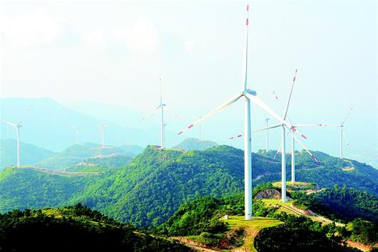 7月24日，位于大悟縣錦城寨的數(shù)十臺(tái)風(fēng)機(jī)在藍(lán)天白云下運(yùn)轉(zhuǎn)發(fā)電。大悟地處大別山區(qū)，是華北平原與華中平原冷暖氣流交匯互動(dòng)帶，全縣17座500米以上山峰形成天然風(fēng)場(chǎng)，風(fēng)能資源尤為豐富。該縣已吸引中國(guó)電力投資集團(tuán)公司、中國(guó)廣核集團(tuán)有限公司、三峽新能源等10多家企業(yè)落戶，致力打造“華中風(fēng)電之都”，目前裝機(jī)容量達(dá)65萬千瓦，規(guī)模居湖北全省第一。據(jù)國(guó)網(wǎng)大悟電力分公司統(tǒng)計(jì)，截至7月20日，今年風(fēng)電發(fā)電量45553萬千瓦時(shí)，同比增長(zhǎng)9．32％。關(guān)鍵詞：風(fēng)電發(fā)電量風(fēng)電場(chǎng)