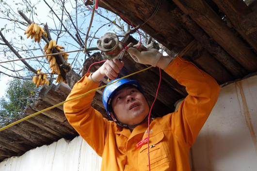 近日，全国退役军人工作会议在京召开。公司系统5名员工获“全国模范退役军人”称号，分别是：国网成都供电公司共产党员服务队总队队长刘源、国网新乡供电公司科技创新组组长拜克明、国网凉山供电公司输电运检一班班长殷显树、国网银川供电公司兴庆客户服务分中心营业班班长郭立梅、国网淮北供电公司南黎路营业厅副班长孙燕飞；两家单位获“全国退役军人工作模范单位”称号，分别是国网江苏如东县供电公司、国网湖北送变电公司，公司人力资源部职员任远获“全国退役军人工作模范个人”称号。