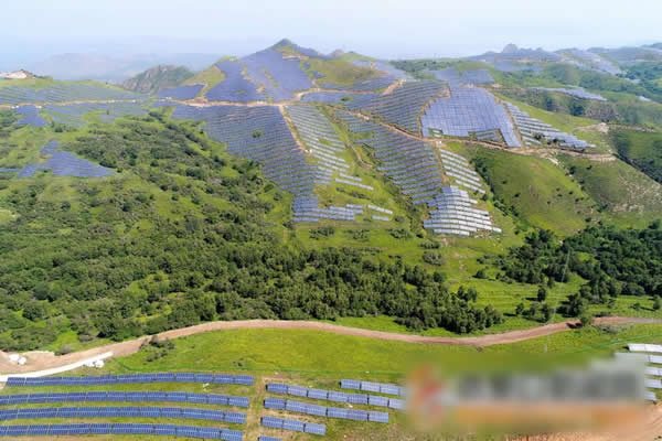 近年来，张家口怀来县积极利用地域地形优势，在奥运廊道附近荒山建设成片光伏项目。目前，中尚麻黄峪光伏电站10兆瓦奥运光伏廊道项目已完工进入并网发电阶段。（记者武殿森通讯员孙慧军朱炅摄）