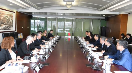 寇伟代表国家电网公司欢迎本托一行，感谢巴西矿能部对公司在巴西各项业务的指导和支持，以及对促进中巴两国在能源基础设施领域的投资、交流和合作所作的努力。他表示，当前，在全球碳减排和新能源快速发展的背景下，公司积极贯彻“四个革命、一个合作”能源安全新战略，推进能源生产和消费革命，提出“三型两网、世界一流”战略目标，推动电网向能源互联网转型升级，提高能源综合利用效率。同时，公司积极服务“一带一路”建设，成功投资运营境外骨干能源网。巴西与中国的能源资源的需求和分布非常相似，公司高度重视在巴西的项目投资和运营，坚持“