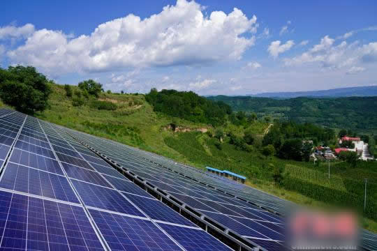 甘肃发展光伏扶贫有两大天然优势：阳光和土地。该省天水市清水县永清镇张杨村村民赵子红就是光伏发电受益人之一，去年国家补助2万元，自己掏了4000多元，建起了分布式光伏电站，一年发4000多度电，收入3000多元。