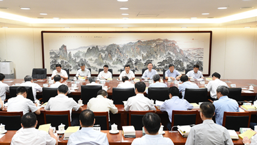 8月19日，国家电网有限公司党组理论学习中心组（扩大）进行集中学习，学习《中国共产党的九十年》《新中国发展面对面》，在学习领悟党史、新中国史中深化对“不忘初心、牢记使命”的认识和理解，不断增强守初心、担使命的思想和行动自觉。公司党组书记、董事长寇伟主持学习并讲话。公司党组副书记、总经理辛保安，公司领导班子成员参加学习。